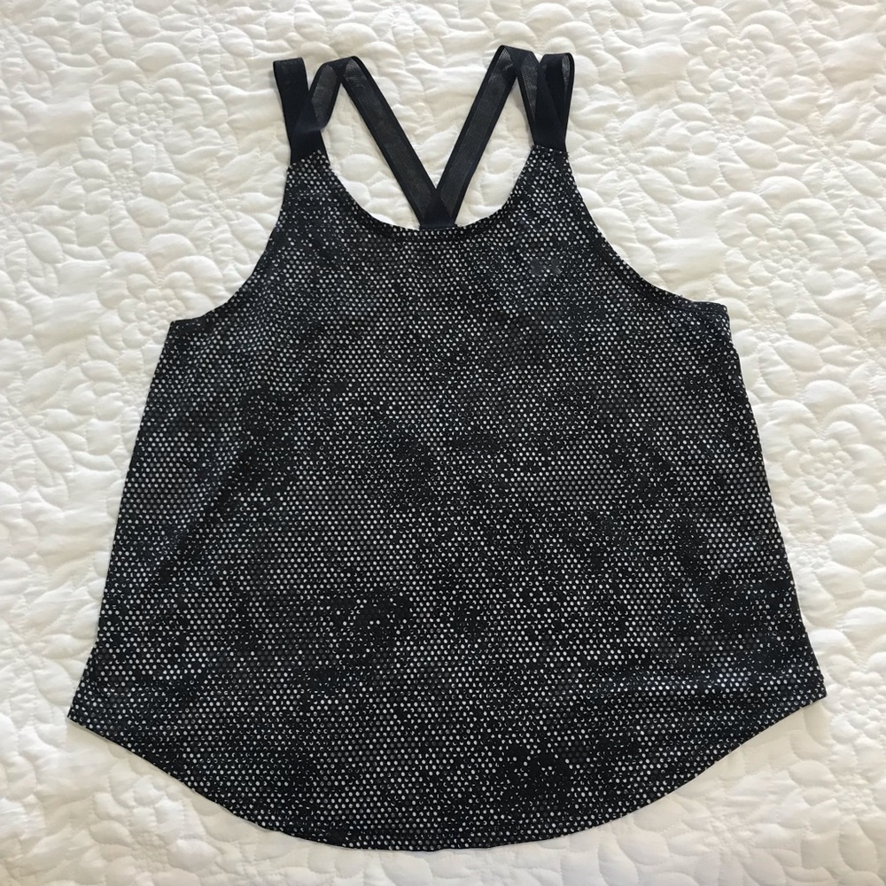 M/L Black, White, and Gray Under Armour Workout Top